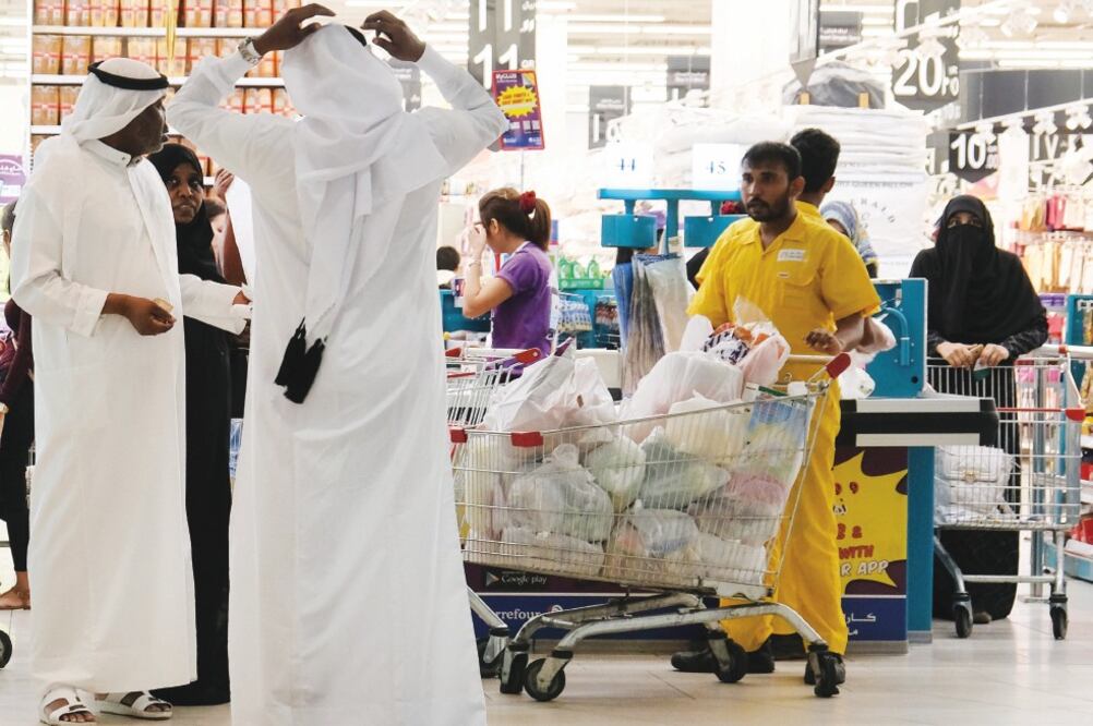 Qataríes salieron ayer en Doha a realizar “compras de pánico”, ante el temor por los efectos que pueda tener el rompimiento de lazos de Emiratos Árabes Unidos, Bahréin, Egipto, Yemen, Libia y Maldivas, con su país. FOTO: XINHUA