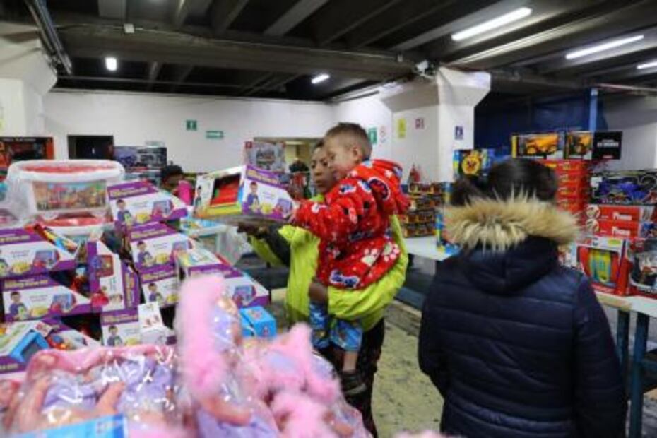 Reyes Magos dan regalos a hijos de voceadores de EL UNIVERSAL