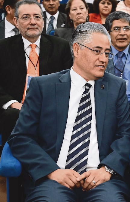 El rector Alejandro Vera Jiménez es acusado de malversar 700 mdp, en 2013, y casi 400 mdp, en 2014