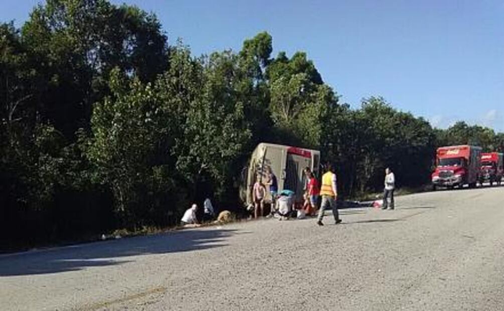 Vuelca autobús de turistas en Q.Roo; reportan 11 muertos 