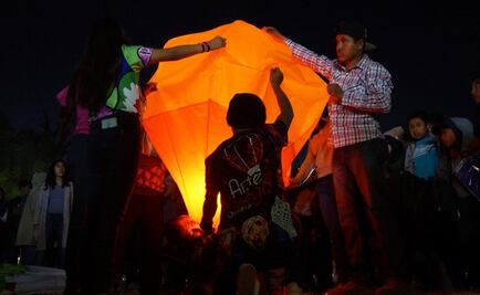 Iluminan cielo de Oaxaca con globos de cantoya