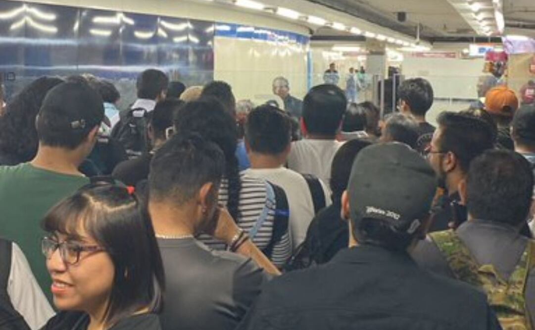 Espera de usuarios tras detención del servicio de trenes para realizar maniobras de rescate en la Línea 1. Foto: Especial