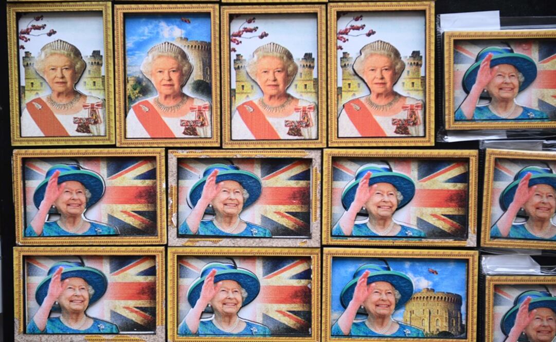 Recuerdo de la reina Isabel II a la venta en una tienda en Windsor, Gran Bretaña. Foto: EFE