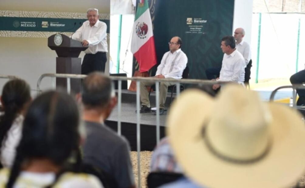 “¡Reelección!”, gritan a AMLO en Chiapas; “hay relevo generacional”, les responde