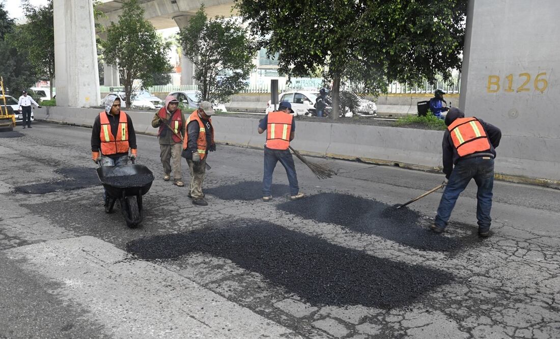Reparación de baches en Periférico a la altura de Naucalpan. Foto: Especial