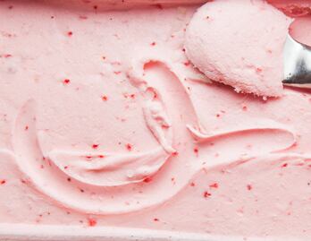 Prepara un rico helado de fresa en casa