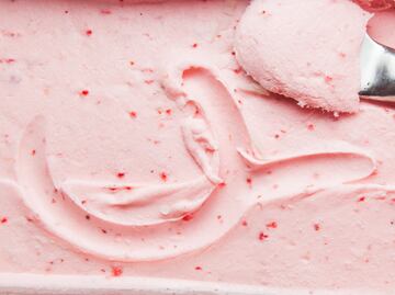 Prepara un rico helado de fresa en casa
