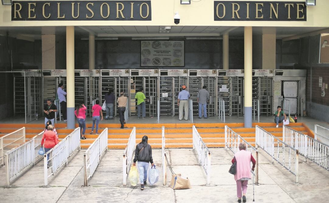 En el acceso del Reclusorio Oriente familiares denuncian que para visitar a sus internos tienen que pagar.Foto: Archivo/EL UNIVERSAL