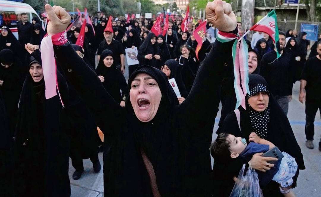 Asistentes a la ceremonia en memoria del fallecido líder supremo de Irán, Ali Jamenei, en Teherán.