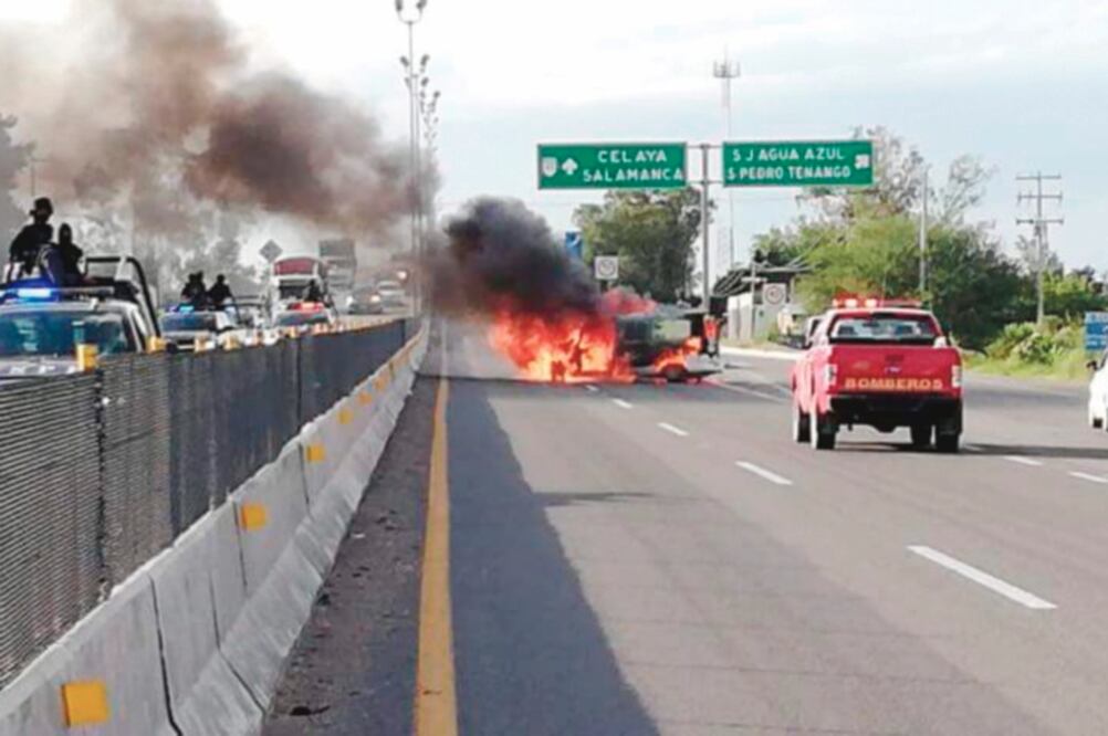 En Apaseo El Alto los hombres armados bloquearon vialidades e incendiaron vehículos para impedir el avance de las autoridades. Foto: ESPECIAL