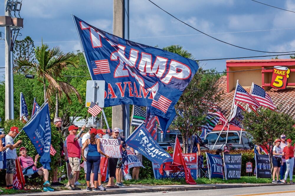 Partidarios del expresidente estadounidense Donald Trump se reúnen cerca del resort Mar-a-Lago de Trump en Palm Beach, Florida.