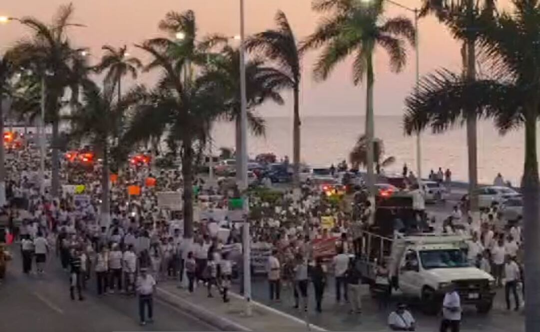 A la marcha en calles de Campeche se sumaron motociclistas y ciclistas con carteles pidiendo el cese de Muñoz Martínez. Foto: Captura de imagen