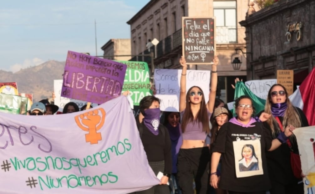 Mujeres marchan por el 8M en los estados