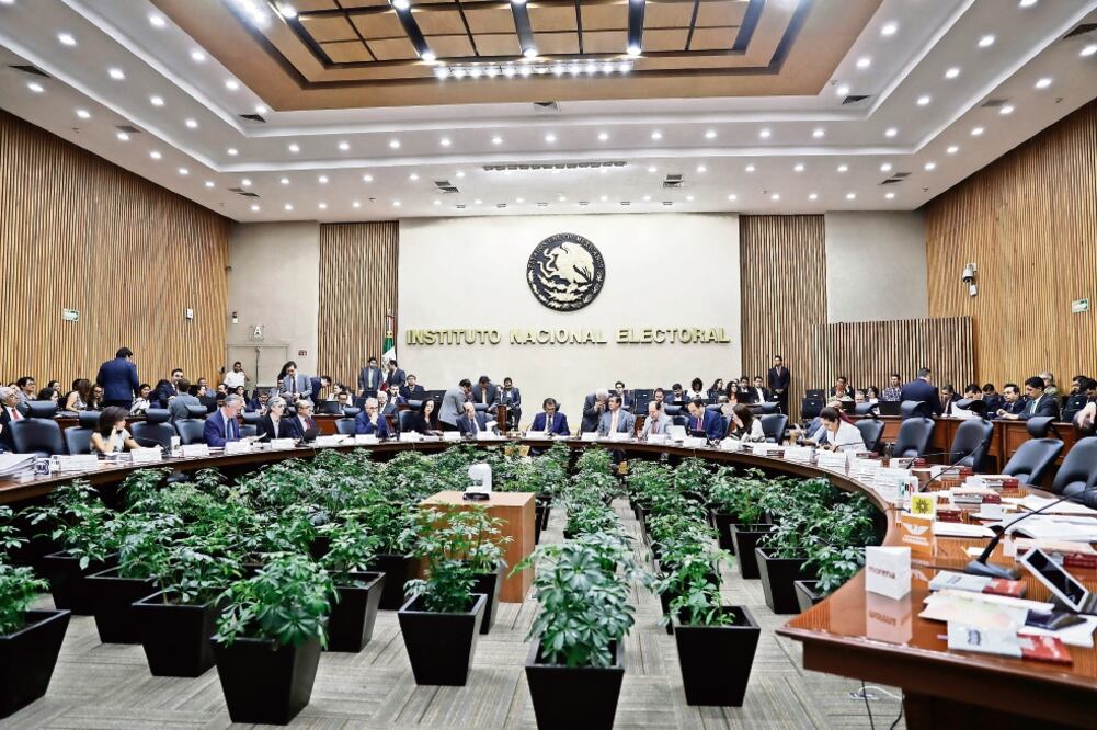 El Instituto Nacional Electoral acordó ayer dos lineamientos, con el rechazo de siete de nueve partidos políticos representado, entre ellos PRI y Morena, que se unificaron en un intento por posponer las reglas (CRISTOPHER ROGEL)