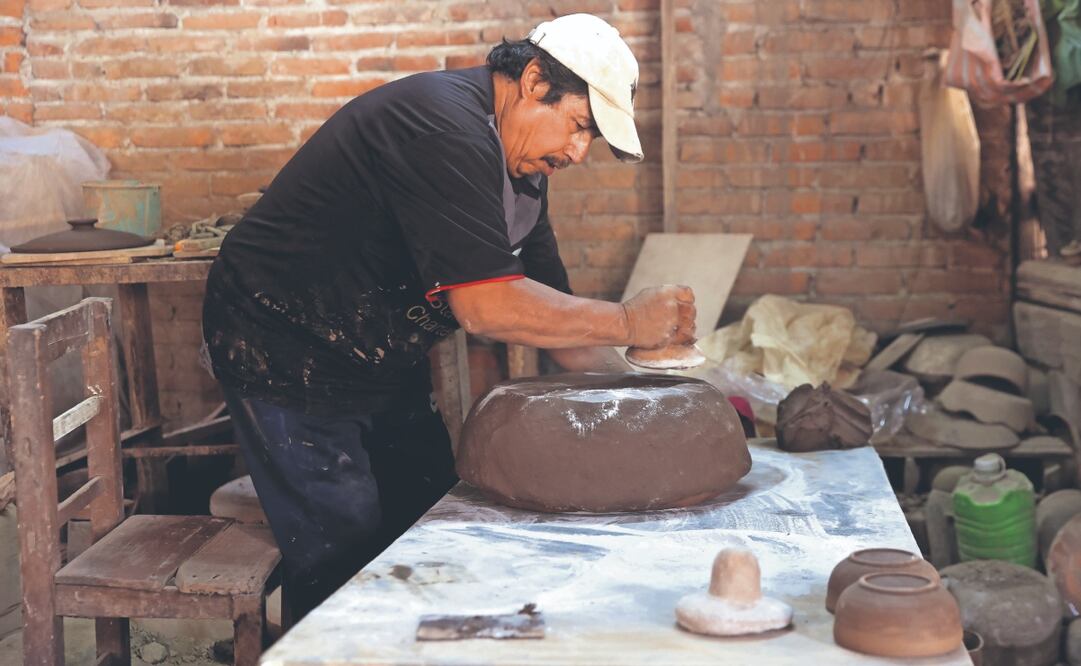 Enrique Arroyo pertenece a la tercera generación de alfareros en su familia. Se dice contento de que sus hijos continúen la tradición. Foto: de DIEGO PRADO. EL UNIVERSAL