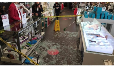 Ladrones comen en Sanborns Perinorte y luego con mazos roban joyas y computadoras de sucursal