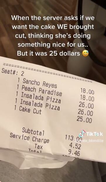 Mesera de un restaurante cobra irrisoria suma de dinero por cortar un pastel de cumpleaños