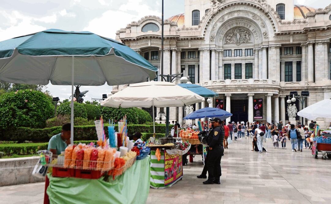 Los puestos ambulantes de la explanada de Bellas Artes son custodiados por al menos 20 agentes de la SSC, quienes impiden que vuelvan a bloquear las vialidades. Foto: Diego Simón Sánchez EL UNIVERSAL