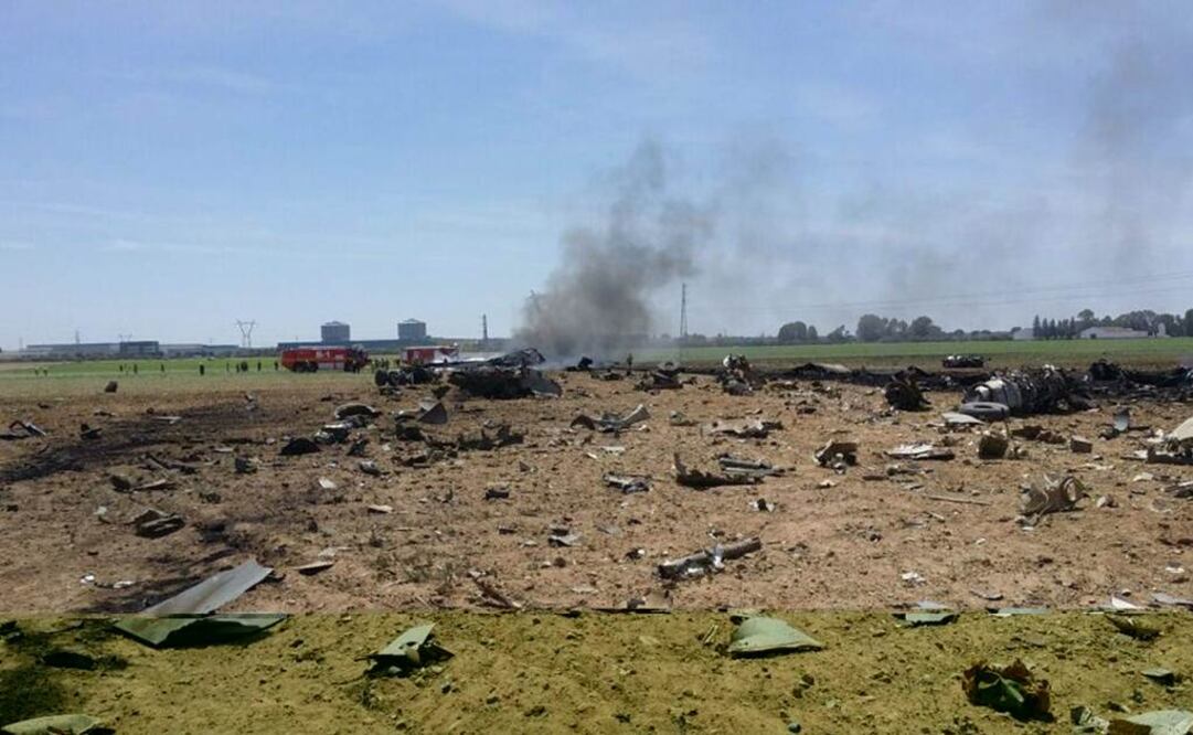 El avión militar de transporte cayó a poco más de un kilómetro del aeropuerto civil de Sevilla (Foto: EFE)