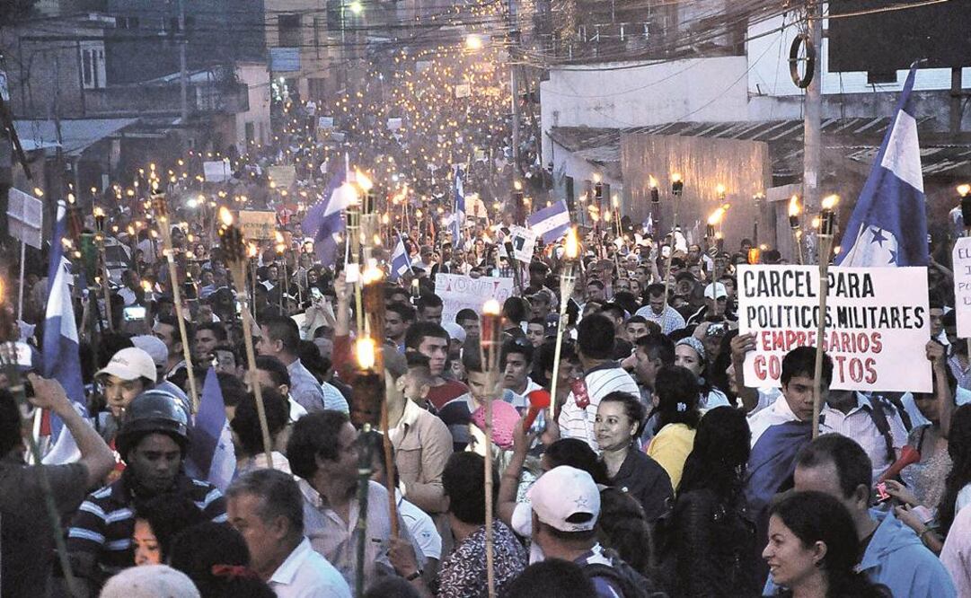 Cientos de hondureños marcharon con antorchas por las calles de Tegucigalpa en contra de la corrupción y la impunidad
