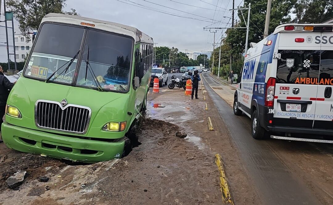Camión cae en socavón en Coyoacán; fuga de agua habría provocado el hundimiento. Foto: Especial