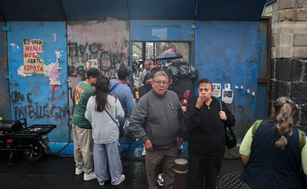 Colocan vallas en calles aledañas a Palacio Nacional por mega marcha de la CNTE (17/03/2026). Foto: Luis Camacho / EL UNIVERSAL