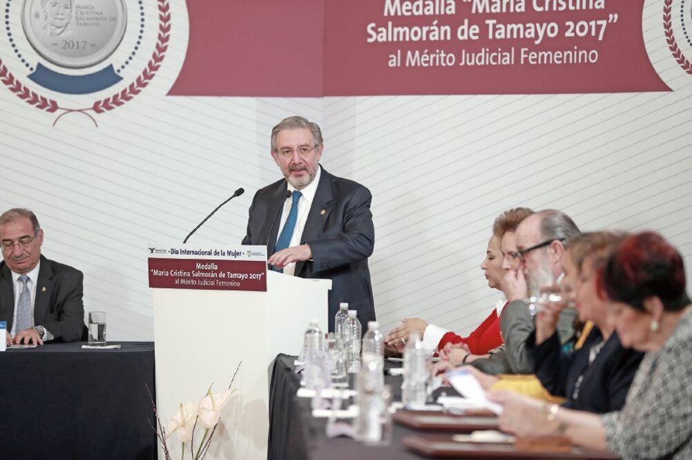 El ministro presidente de la Suprema Corte de Justicia de la Nación, Luis María Aguilar Morales, encabezó la entrega de la Medalla al Mérito Judicial Femenino María Cristina Salmorán de Tamayo (ALEJANDRA LEYVA. EL UNIVERSAL)