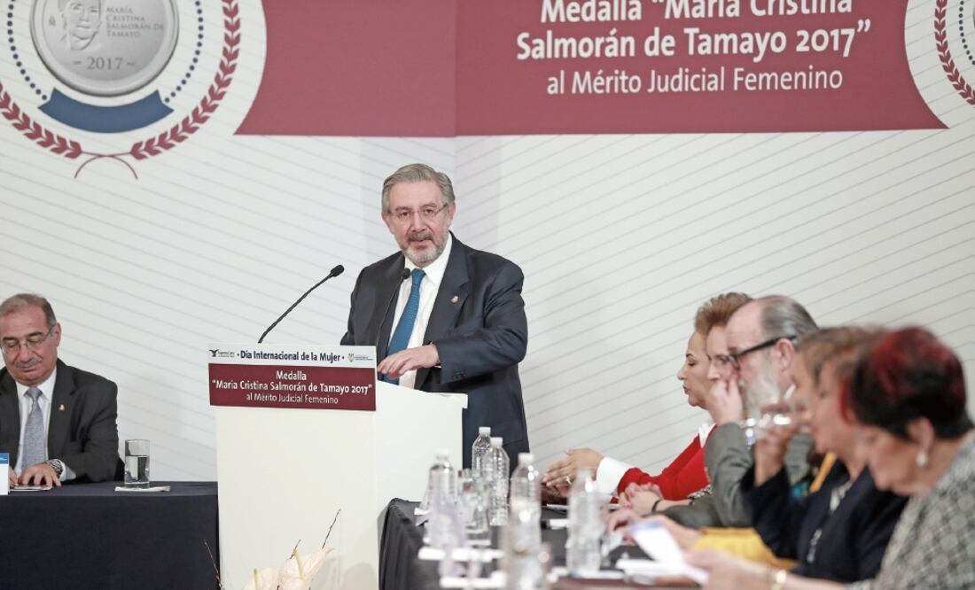 El ministro presidente de la Suprema Corte de Justicia de la Nación, Luis María Aguilar Morales, encabezó la entrega de la Medalla al Mérito Judicial Femenino María Cristina Salmorán de Tamayo (ALEJANDRA LEYVA. EL UNIVERSAL)