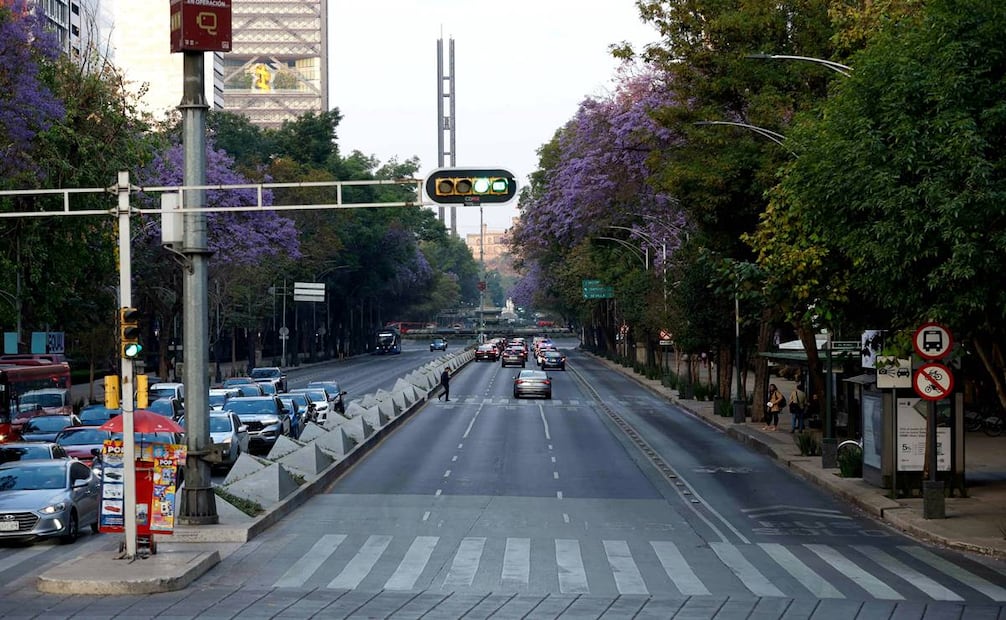 Una de las críticas al plan de desarrollo urbano para Reforma eran los nuevos pasos peatonales "a media avenida", que hoy sin duda cumplen su función. Foto: Diego Simón/EL UNIVERSAL.