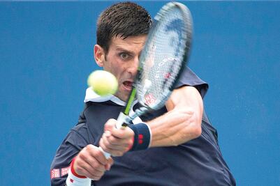 Djokovic batalla para imponerse a Bautista