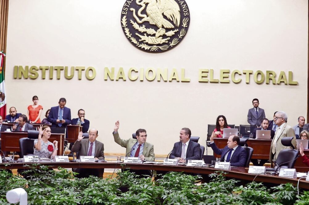 El INE aprobó ayer el “pase de charola” para que candidatos independientes autofinancien sus campañas. Todos los nombres de donantes serán públicos. Foto: ARCHIVO EL UNIVERSAL