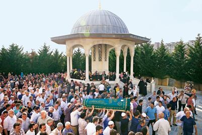 Turquía despide a víctimas de ataque; reabre aeropuerto