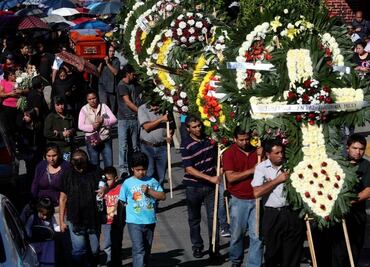Historia. Comerciante ofrece servicio funerario para víctima de Tultepec