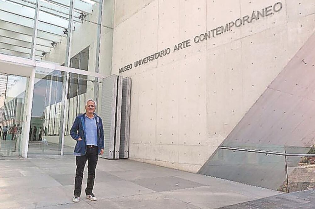 Ayer por la mañana, el artista indio visitó el MUAC, donde este fin de semana inaugurará su muestra Ar queología, Biología , que trae por primera vez al país sus instalaciones y esculturas de gran tamaño (TOMADA DE FACEBOOK DEL MUAC)