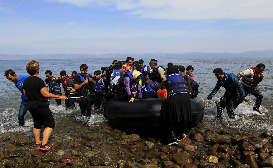 Migrantes afganos llegan en una lancha a la costa de Mytilini en la isla de Lesbos, Grecia, tras cruzar el Mar Mediterráneo. Foto: EFE