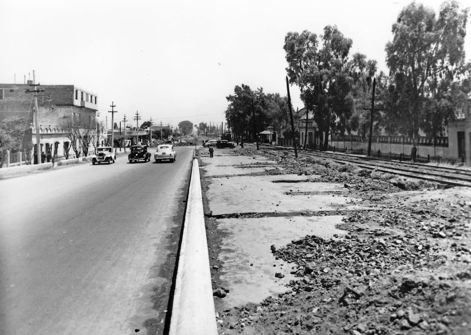 La Calzada San Antonio Abad, vista hacia el norte cerca del cruce con el Río de la Piedad, ahora el Viaducto, en los años cuarenta. A la izquierda se encuentra la colonia Algarín, y a la derecha, el antiguo Hospicio para Niños Pobres, que décadas mas tarde fue demolido en su mayor parte para construir el cuartel de Guardias Presidenciales. (Col. particular)

 

