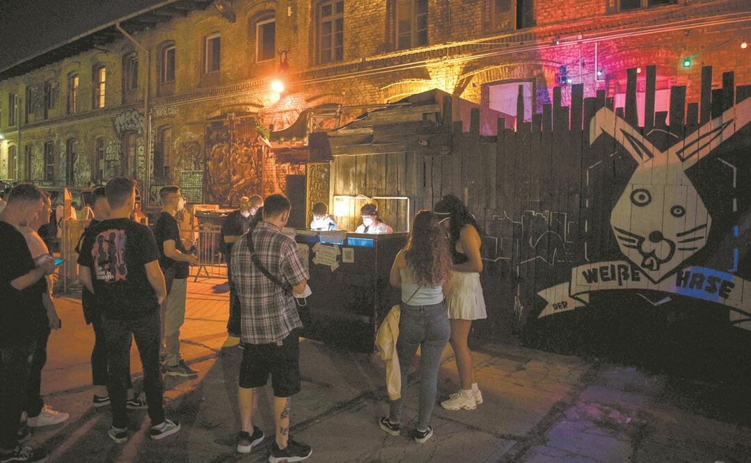 Asistentes a un club en Berlín esperan a ser examinados para detectar el coronavirus. Foto: STEFANIE LOOS. AFP