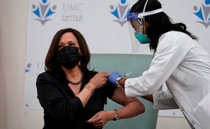Kamala Harris recibe en público la vacuna de Moderna contra Covid-19