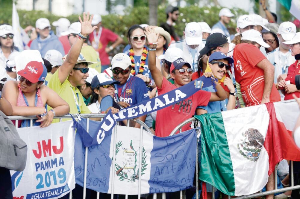 Jóvenes peregrinos en Panamá durante la misa previa a la Jornada Mundial de la Juventud, que encabezará el papa Francisco (WOLFGANG RATTAY. REUTERS)