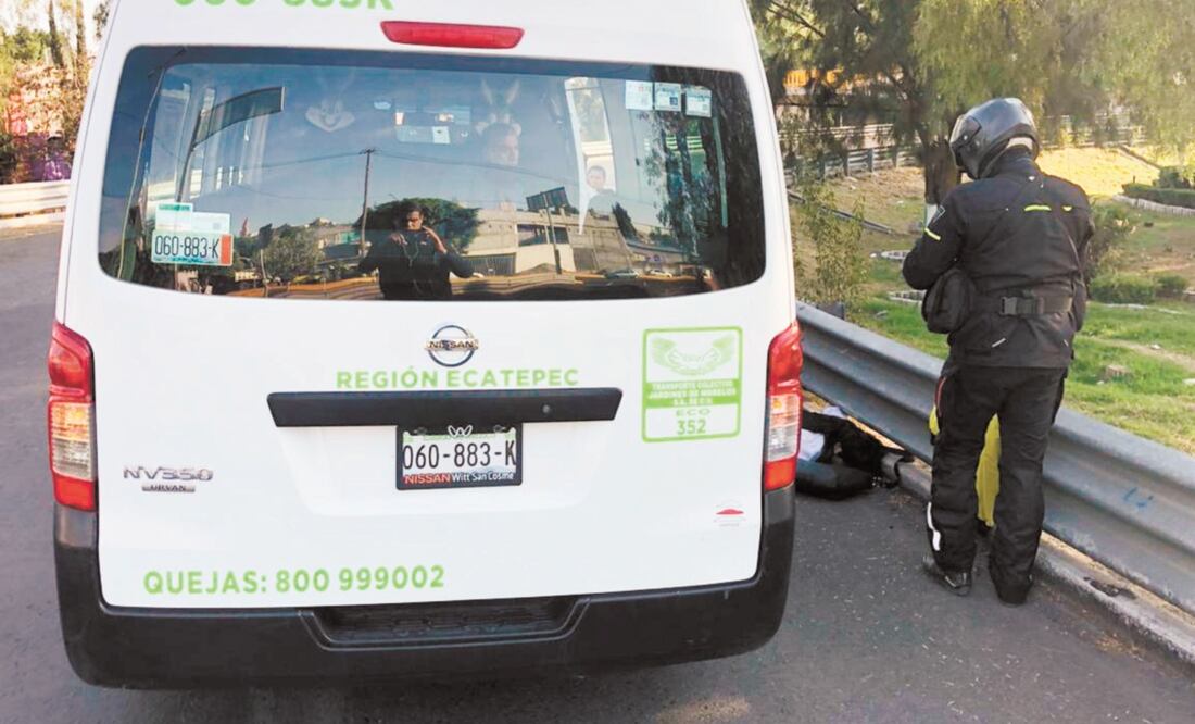 Escena del crimen. El cuerpo del joven de 29 años de edad quedó tendido a unos metros de la unidad de transporte. RICARDO PÉREZ. EL UNIVERSAL