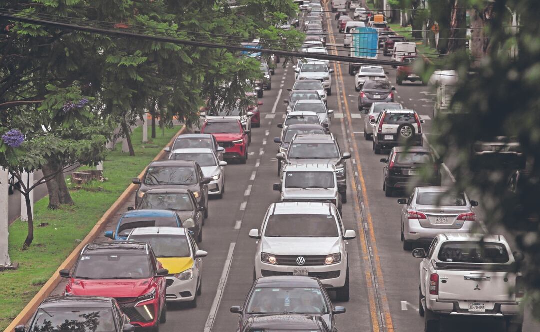 En hora pico, recorrer los 27.5 kilómetros del Circuito Metropolitano Sur, de Tlajomulco a la avenida Ávila Camacho en Guadalajara, puede tardar hasta 2 horas y media. Foto: de Miguel García. El Universal