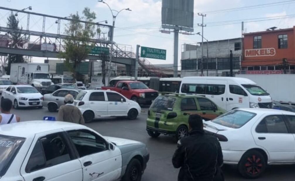 Taxistas bloquean más de dos horas la vía López Portillo; provocan caos en Coacalco
