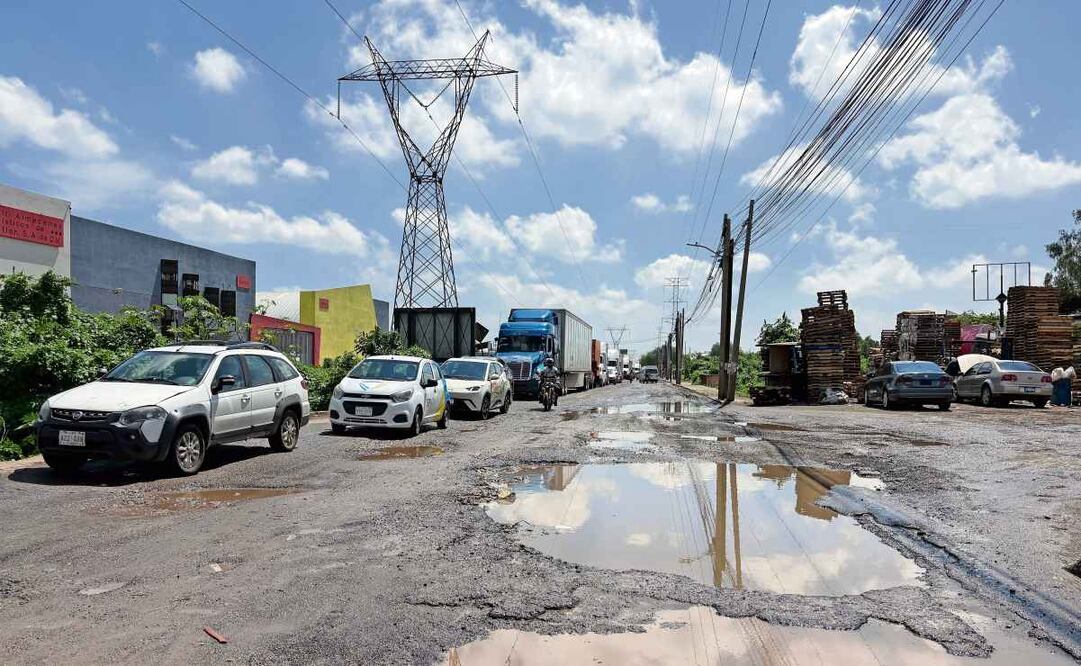 El 22 de julio comenzaron los trabajos desde la incorporación de la avenida Recursos Hidráulicos hacia la Mexiquense, pero quedaron grandes hoyos. Foto: Arturo Contreras / EL UNIVERSAL