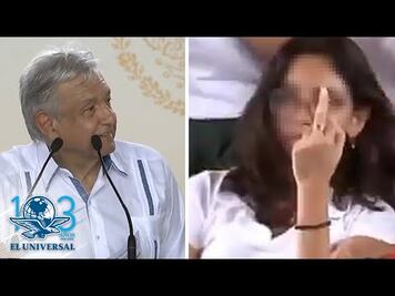 Estudiante hace señal obscena en mitin de AMLO en Mérida