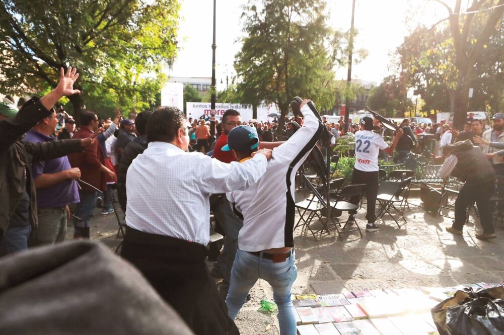 A sillazos, asistentes pelearon espacios en el Jardín Hidalgo previo al mitin de López Obrador y Claudia Sheinbaum (IRVIN OLIVARES. EL UNIVERSAL)