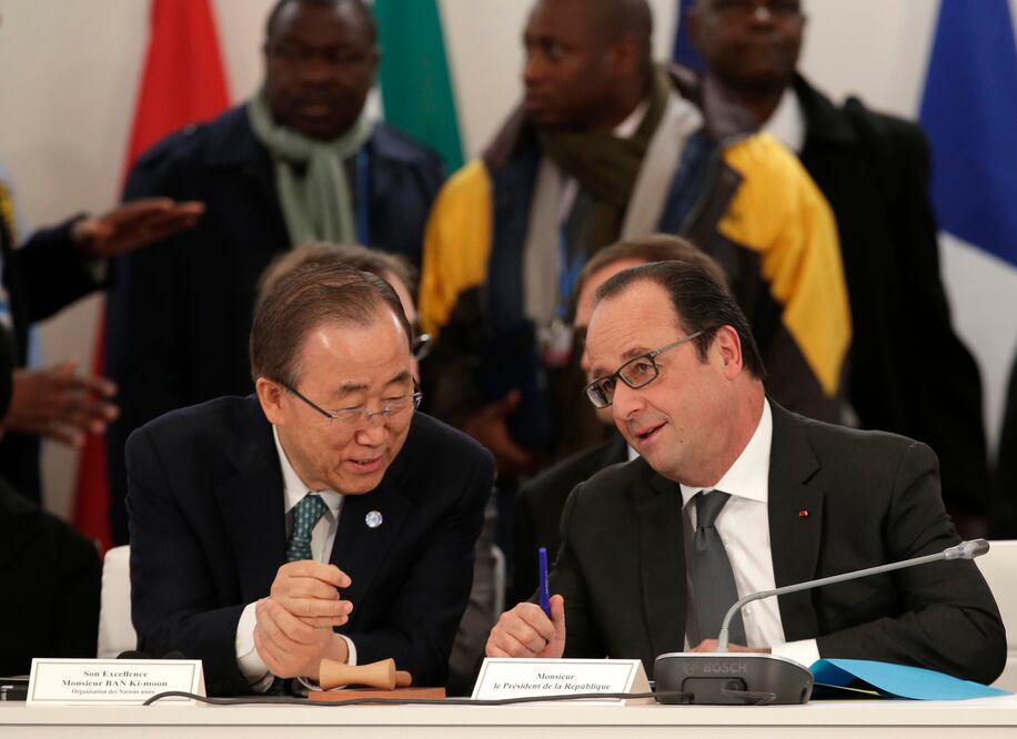 El presidente francés, François Hollande (derecha), habla con el secretario general de Naciones Unidas, Ban Ki-moon (PHILIPPE WOJAZER. AP)