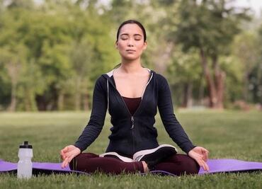 Esta es la postura de yoga recomendada para mujeres mayores de 50 que fortalece cadera, rodillas y tobillos