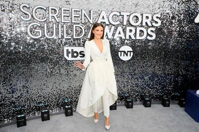 Millie Bobby Brown luce mayor en los premios SAG