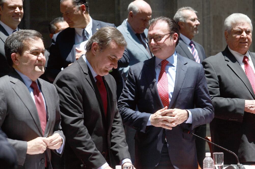Ildefonso Guajardo, secretario de Economía; Juan Pablo Castañón, presidente de Consejo Coordinador Empresarial, y Luis Videgaray, secretario de Hacienda, durante la firma del acuerdo (YADIN XOLALPA. EL UNIVERSAL)