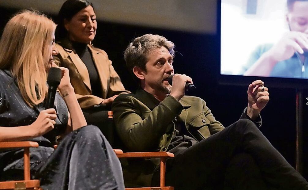 El director junto a su hermana Bárbara, productora de la serie. Foto: Brooke Palmer HBO